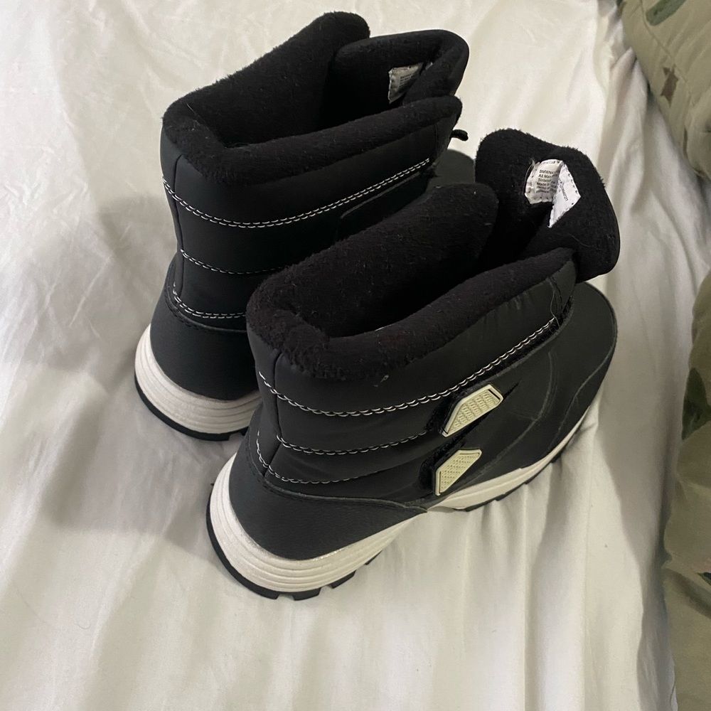 Never worn size 6 US boys winter boots
